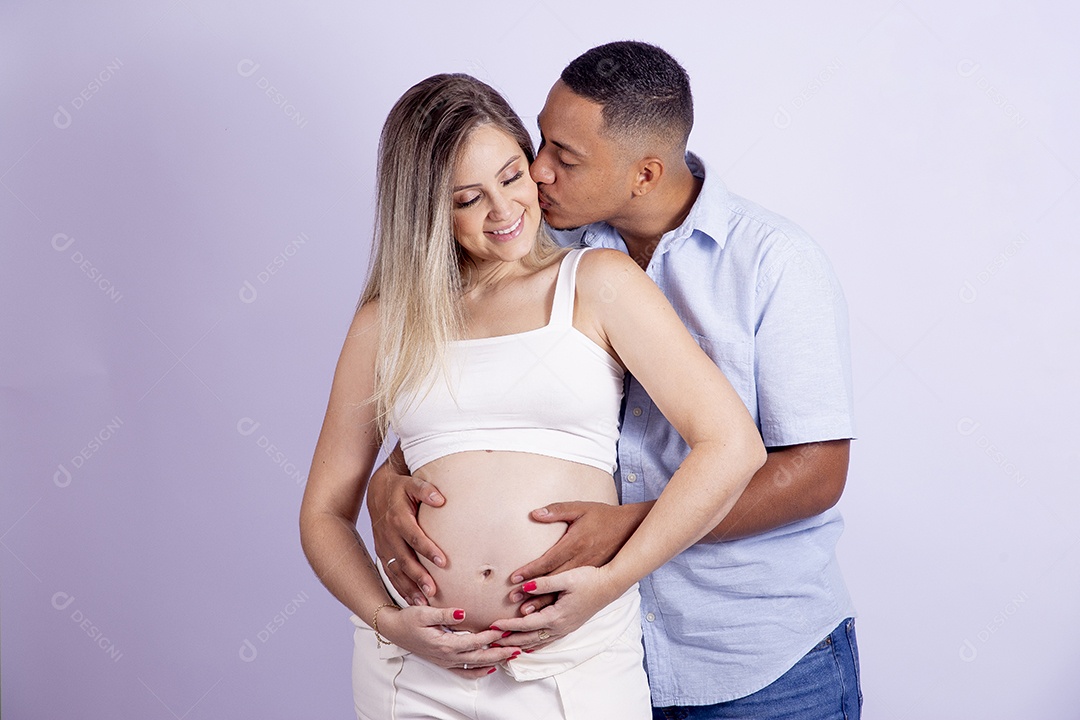 Lindo casal apaixonado sobre fundo isolado