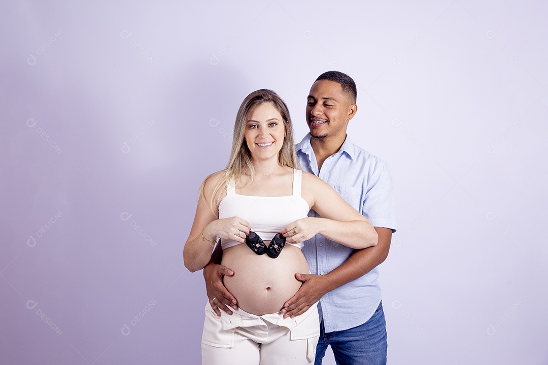 Lindo casal apaixonado sobre fundo isolado