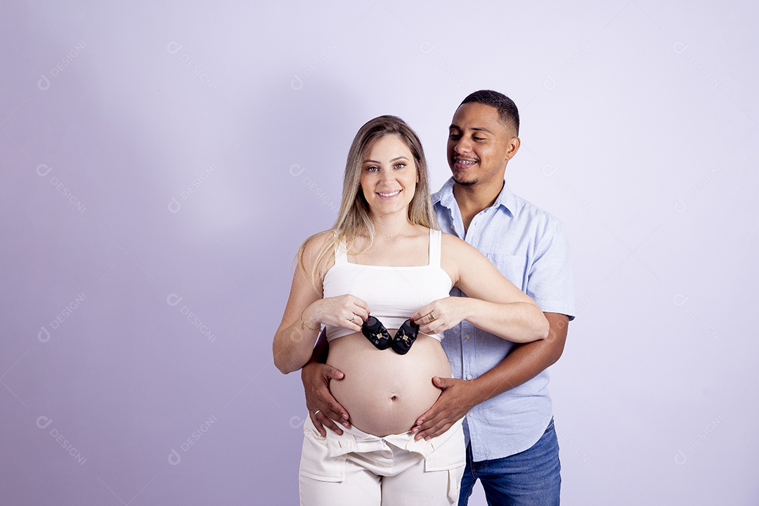 Lindo casal apaixonado sobre fundo isolado