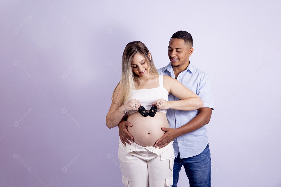 Lindo casal apaixonado sobre fundo isolado