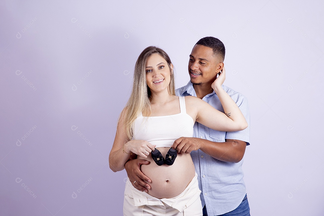 Lindo casal apaixonado sobre fundo isolado
