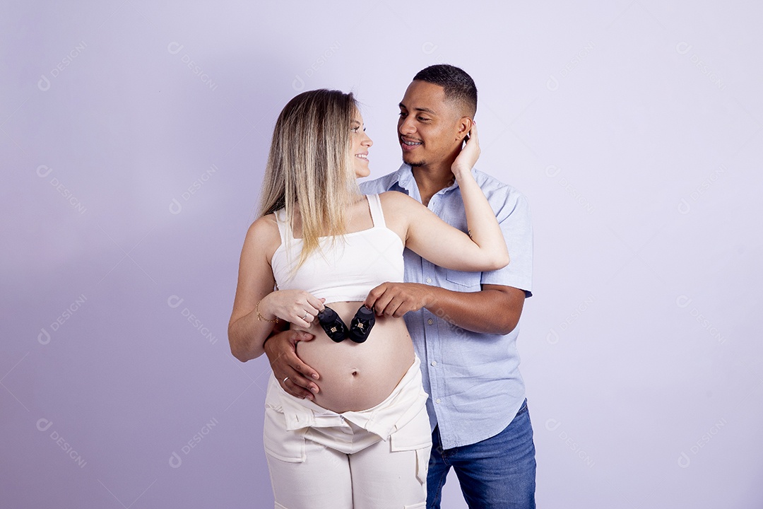 Lindo casal apaixonado sobre fundo isolado