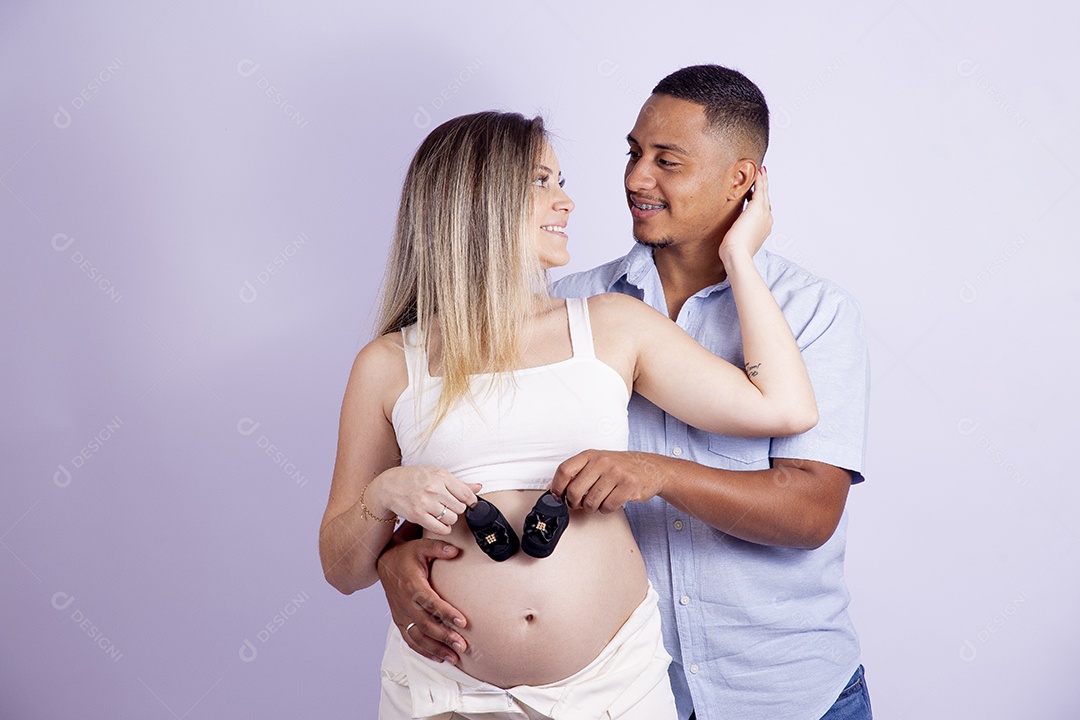 Lindo casal apaixonado sobre fundo isolado