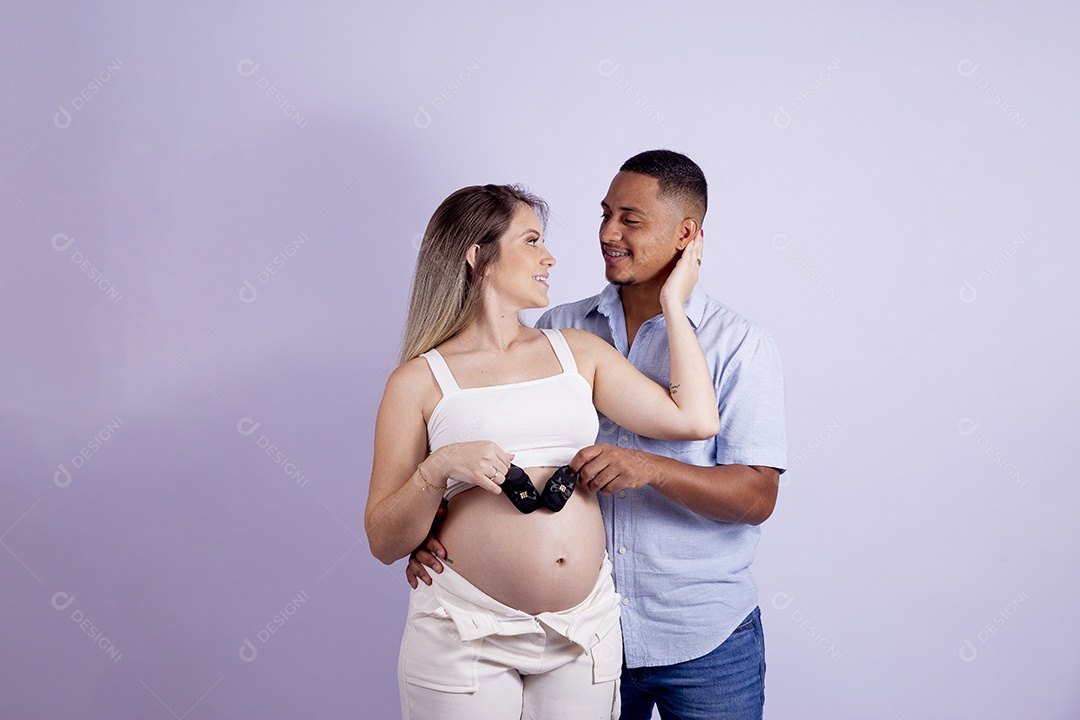 Lindo casal apaixonado sobre fundo isolado