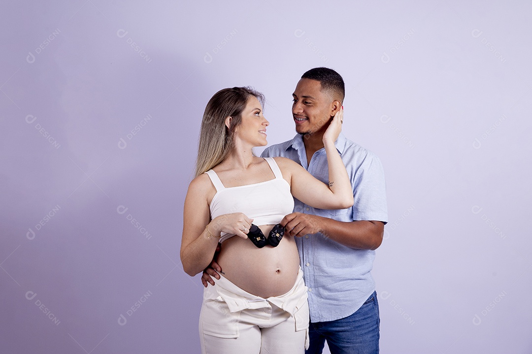 Lindo casal apaixonado sobre fundo isolado