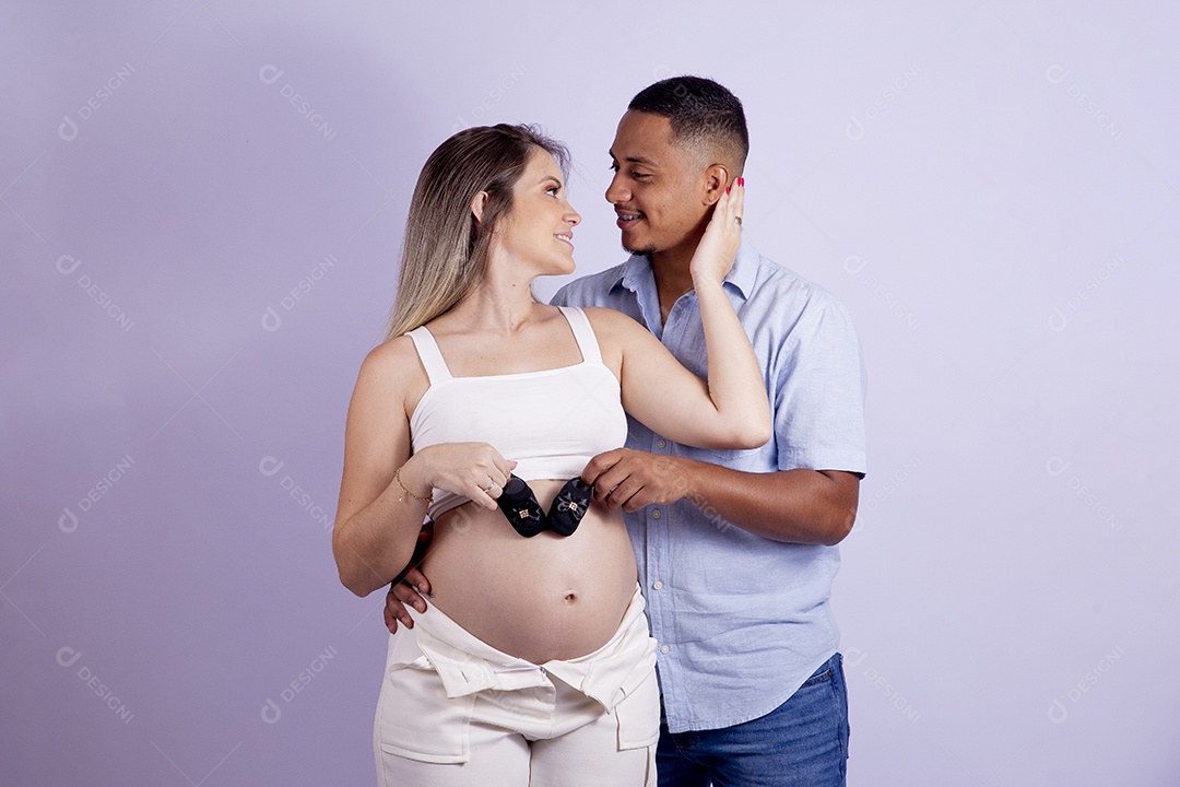 Lindo casal apaixonado sobre fundo isolado