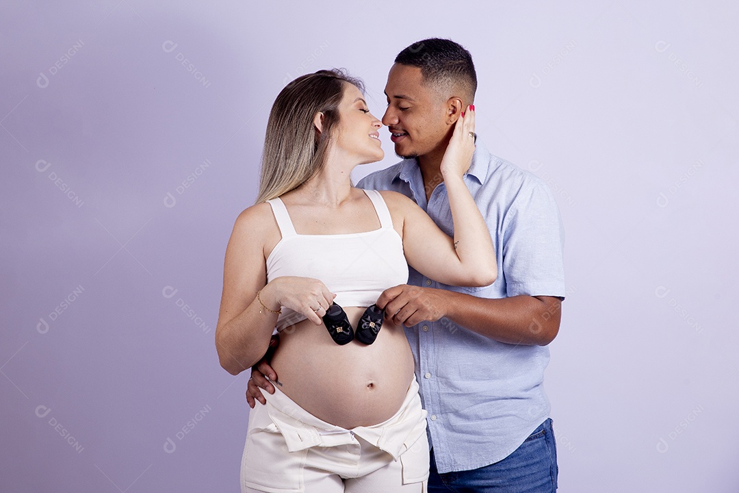 Lindo casal apaixonado sobre fundo isolado