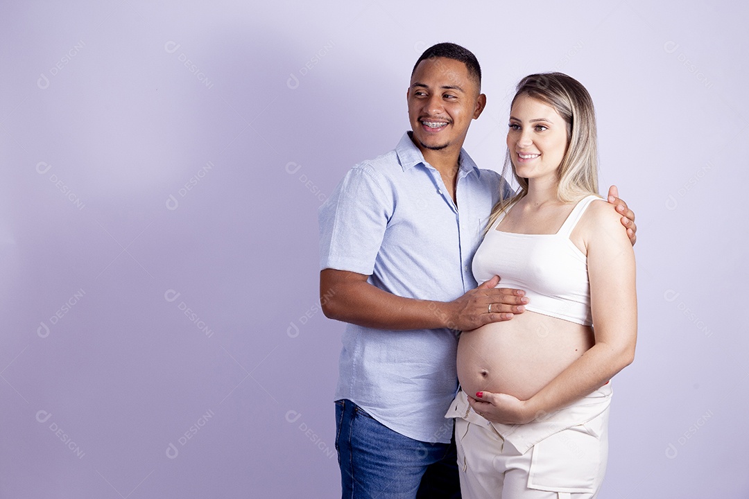 Lindo casal apaixonado sobre fundo isolado