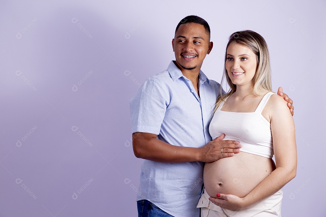 Mulher gravida ao lado de seu marido sobre fundo isolado