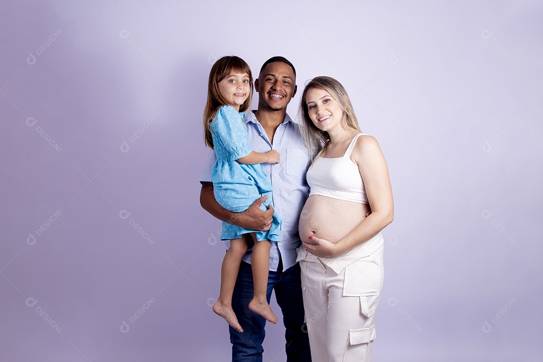 Pai e mãe com sua filha sobre fundo isolado