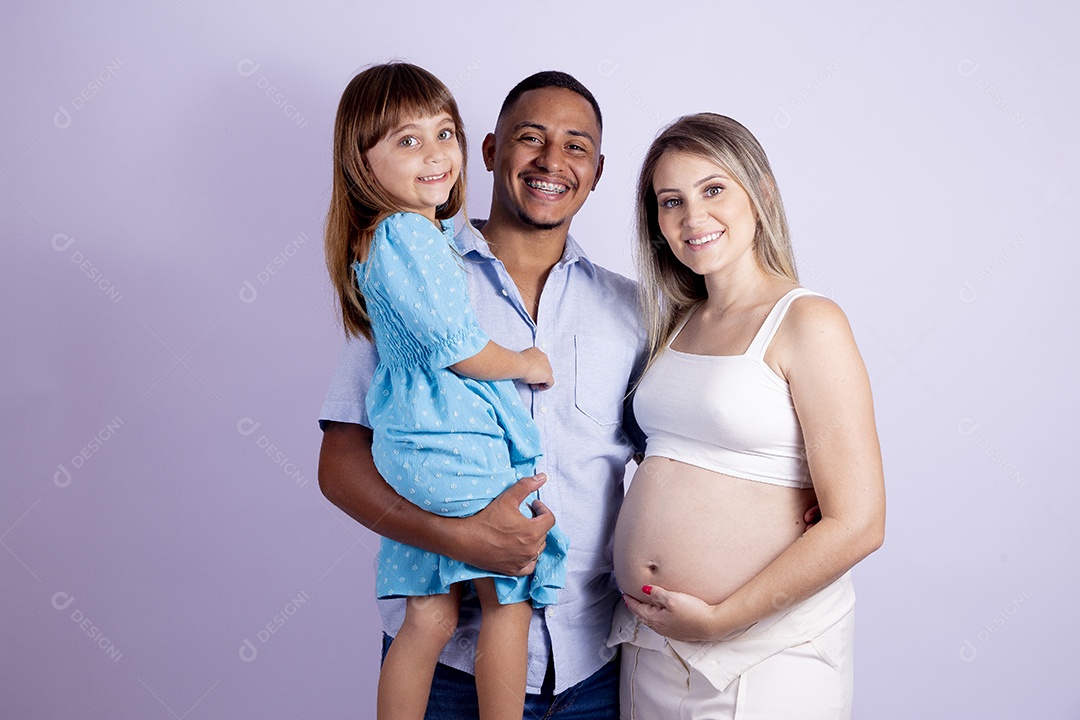 Pai e mãe com sua filha sobre fundo isolado