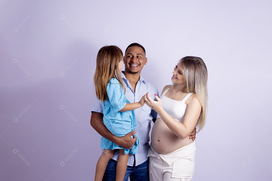 Pai e mãe com sua filha sobre fundo isolado