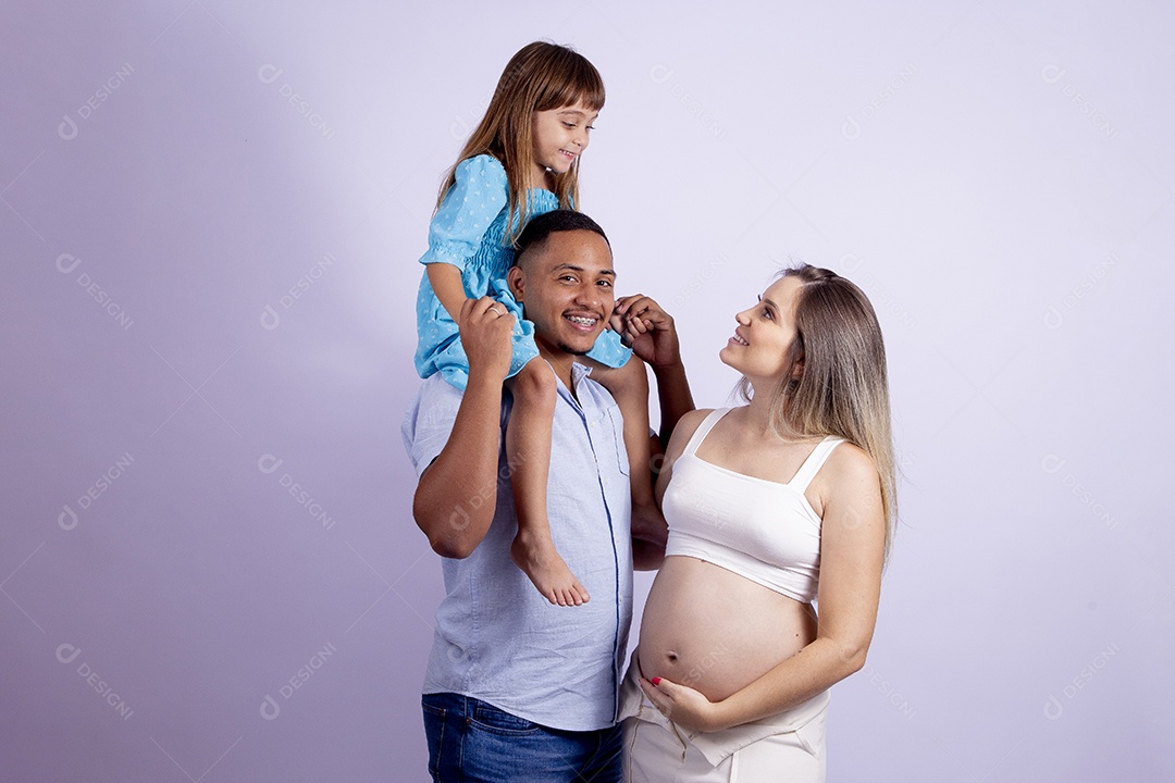 Pai e mãe com sua filha sobre fundo isolado