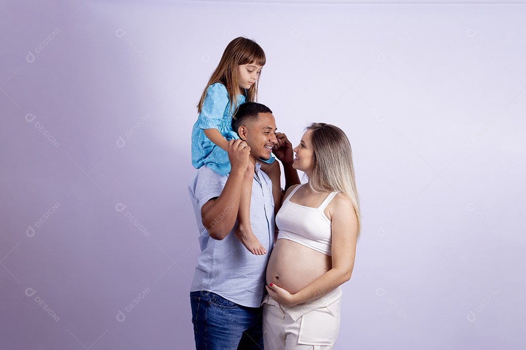 Pai e mãe com sua filha sobre fundo isolado