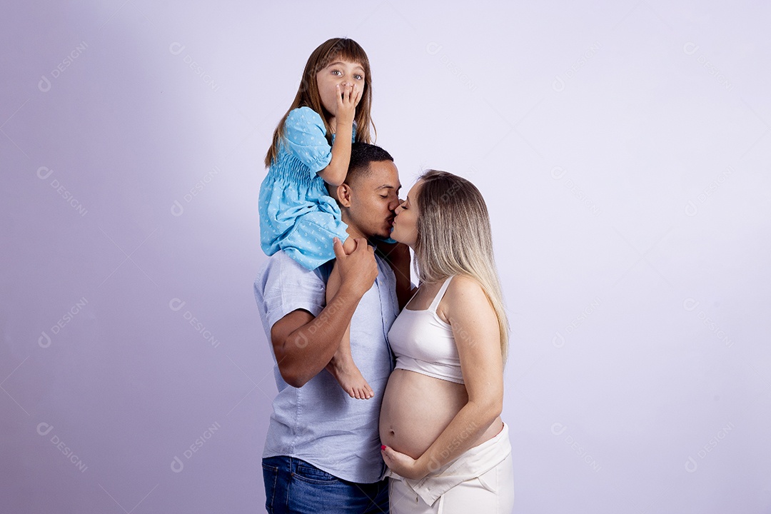 Mulher gravida ao lado de seu marido e sua filha sobre fundo isolado