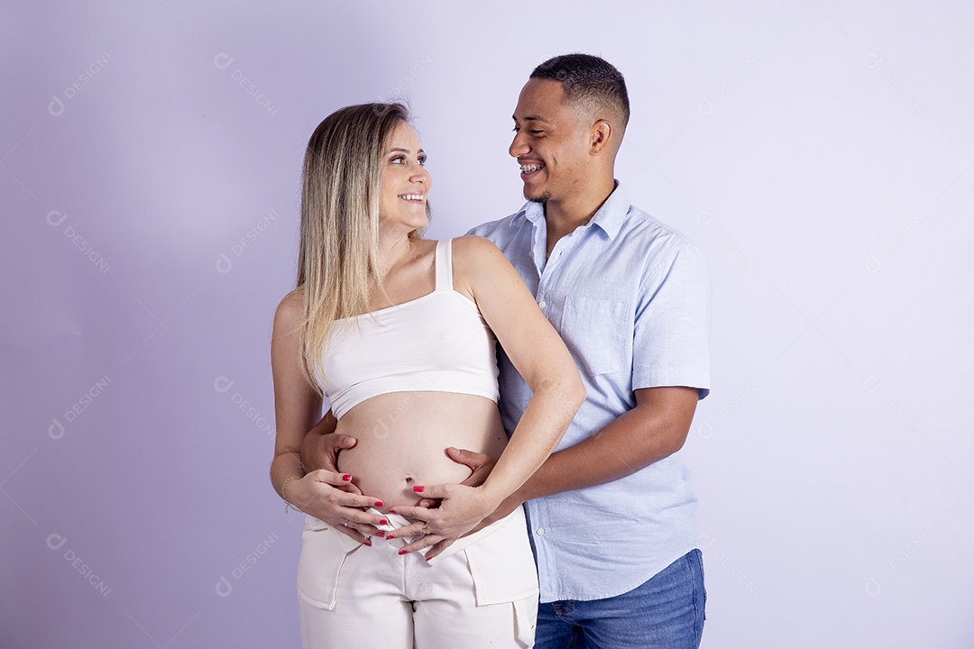 Lindo casal apaixonado sobre fundo isolado