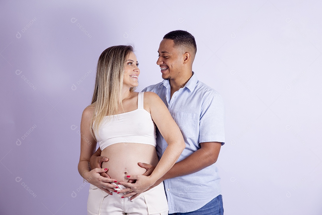 Lindo casal apaixonado sobre fundo isolado