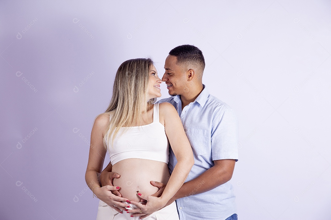 Lindo casal apaixonado sobre fundo isolado