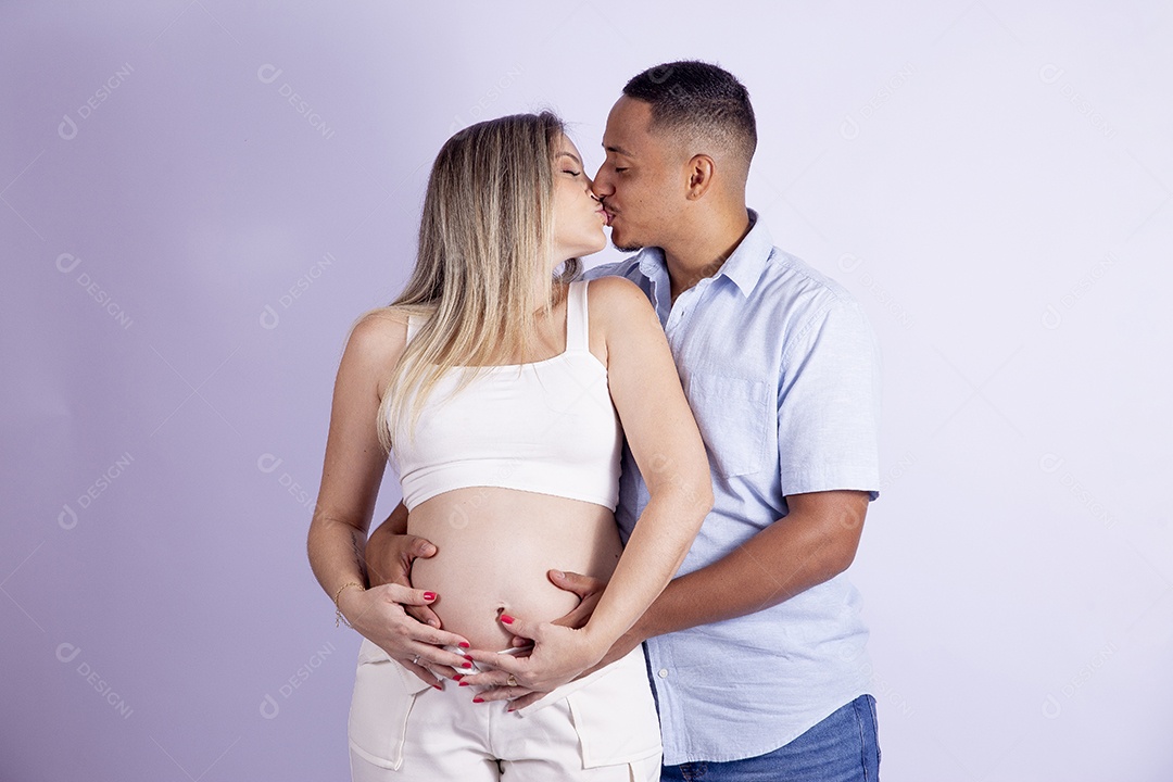 Lindo casal apaixonado sobre fundo isolado