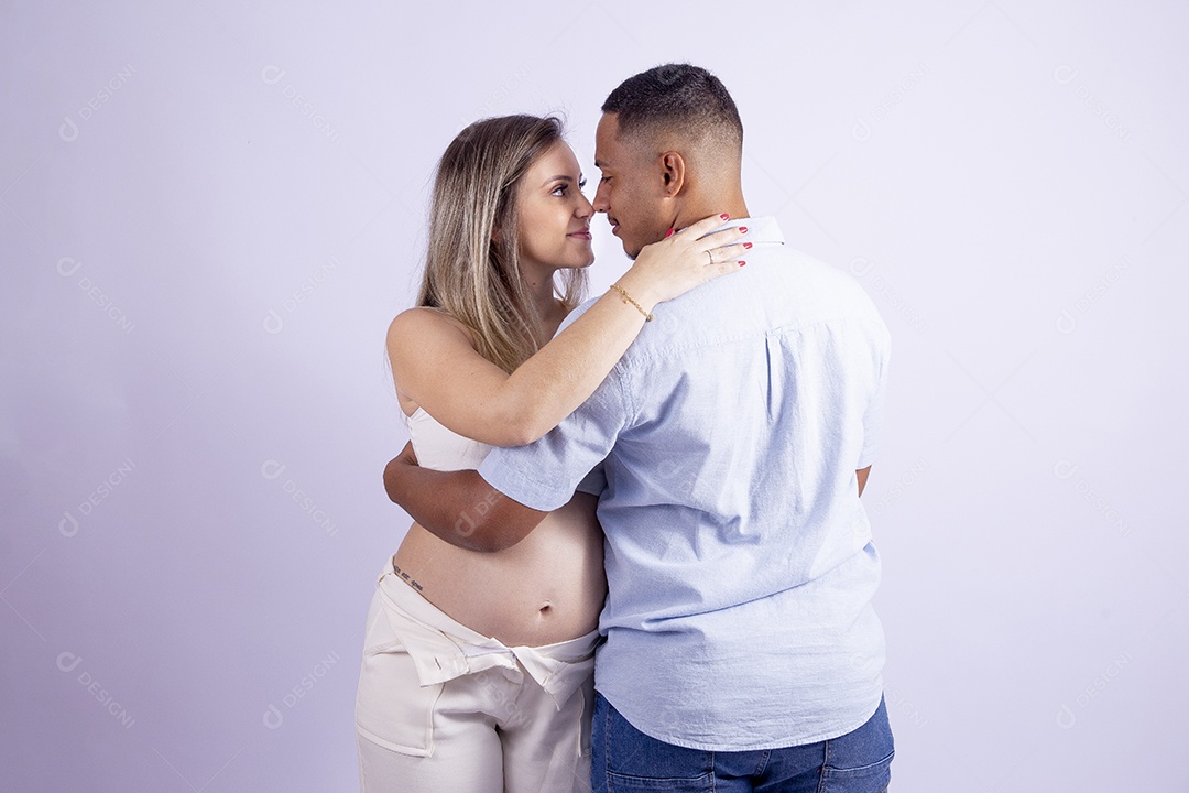 Lindo casal apaixonado sobre fundo isolado