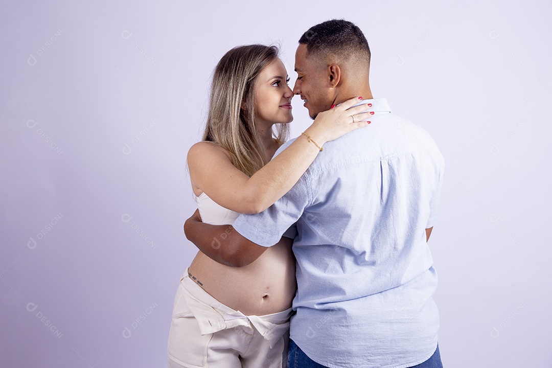 Lindo casal apaixonado sobre fundo isolado