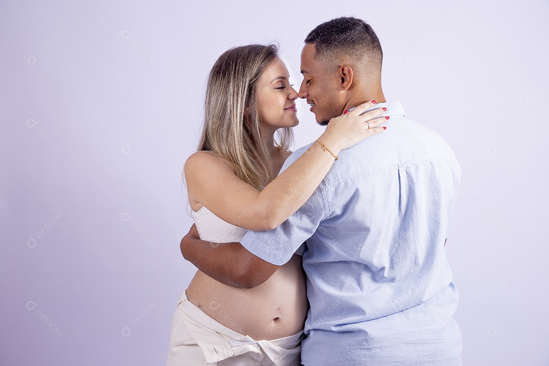 Lindo casal apaixonado sobre fundo isolado