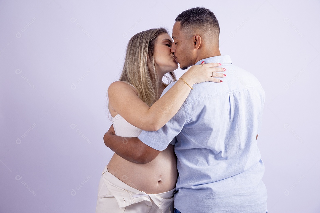 Lindo casal apaixonado sobre fundo isolado