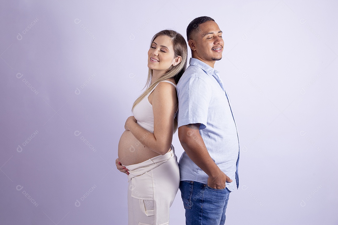 Lindo casal apaixonado sobre fundo isolado