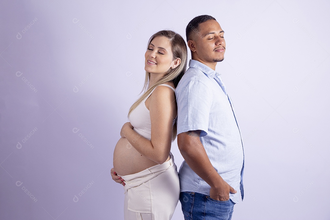 Lindo casal apaixonado sobre fundo isolado