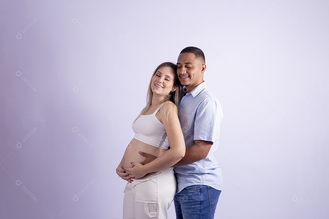 Lindo casal apaixonado sobre fundo isolado