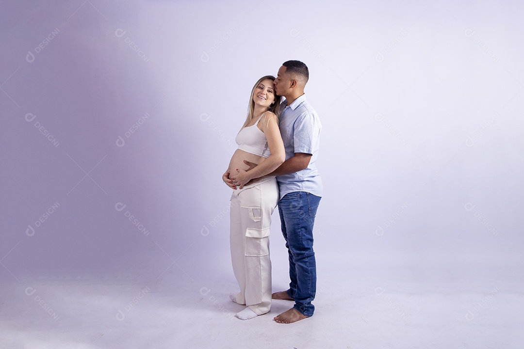 Lindo casal apaixonado sobre fundo isolado