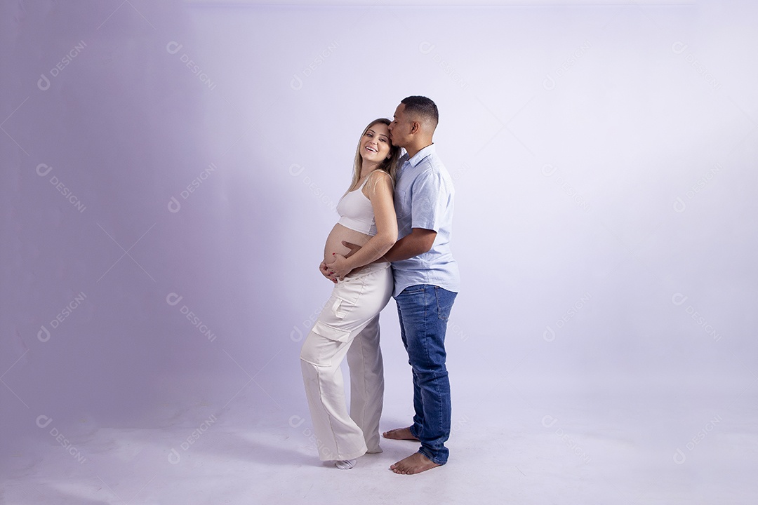 Lindo casal apaixonado sobre fundo isolado