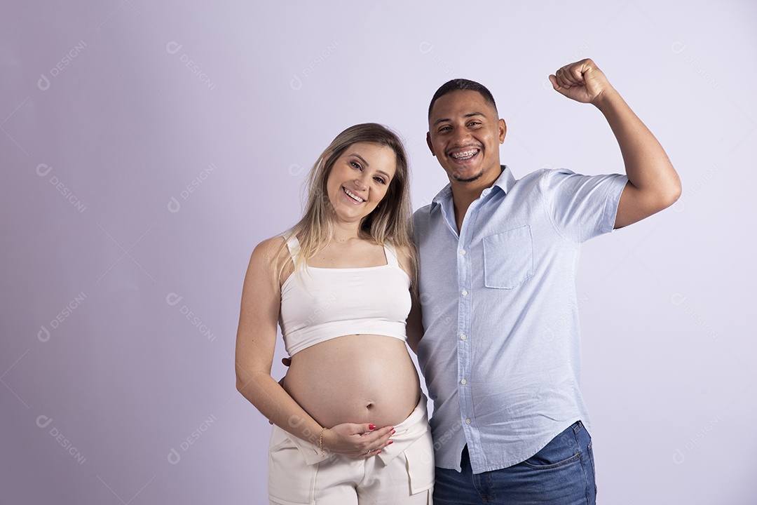 Lindo casal apaixonado sobre fundo isolado