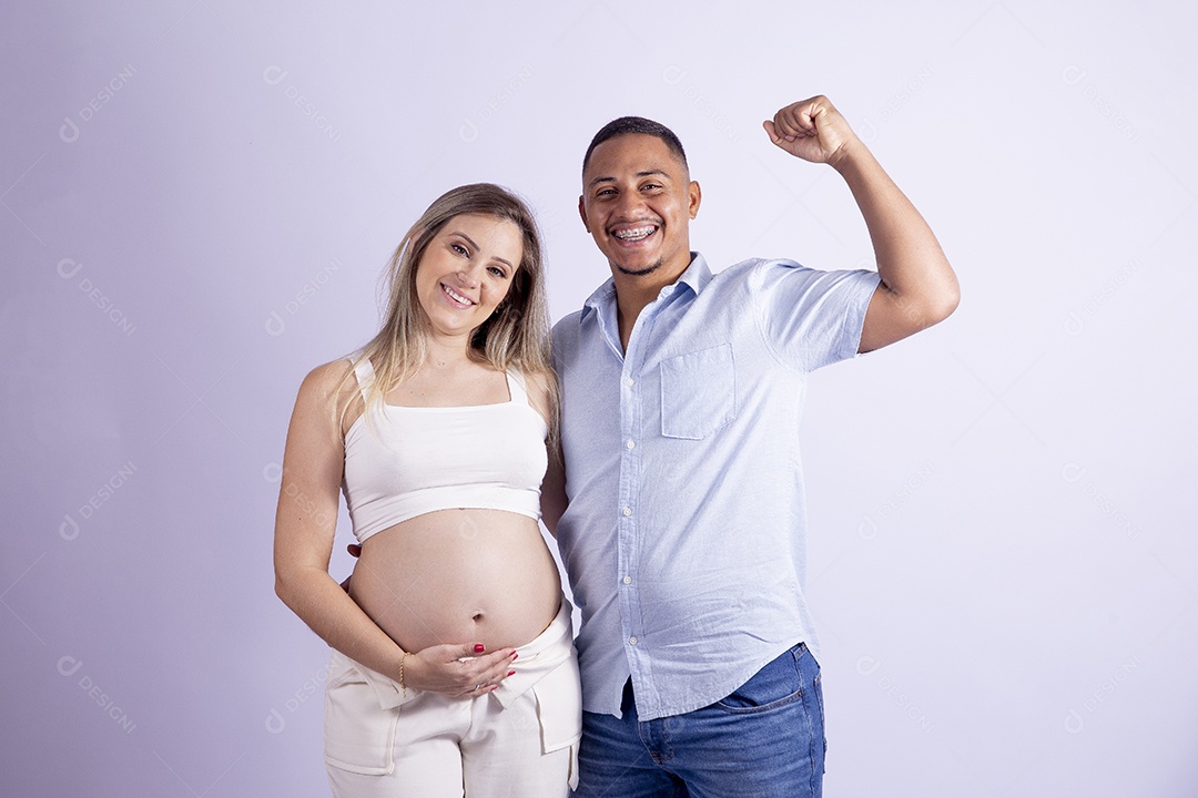 Lindo casal apaixonado sobre fundo isolado
