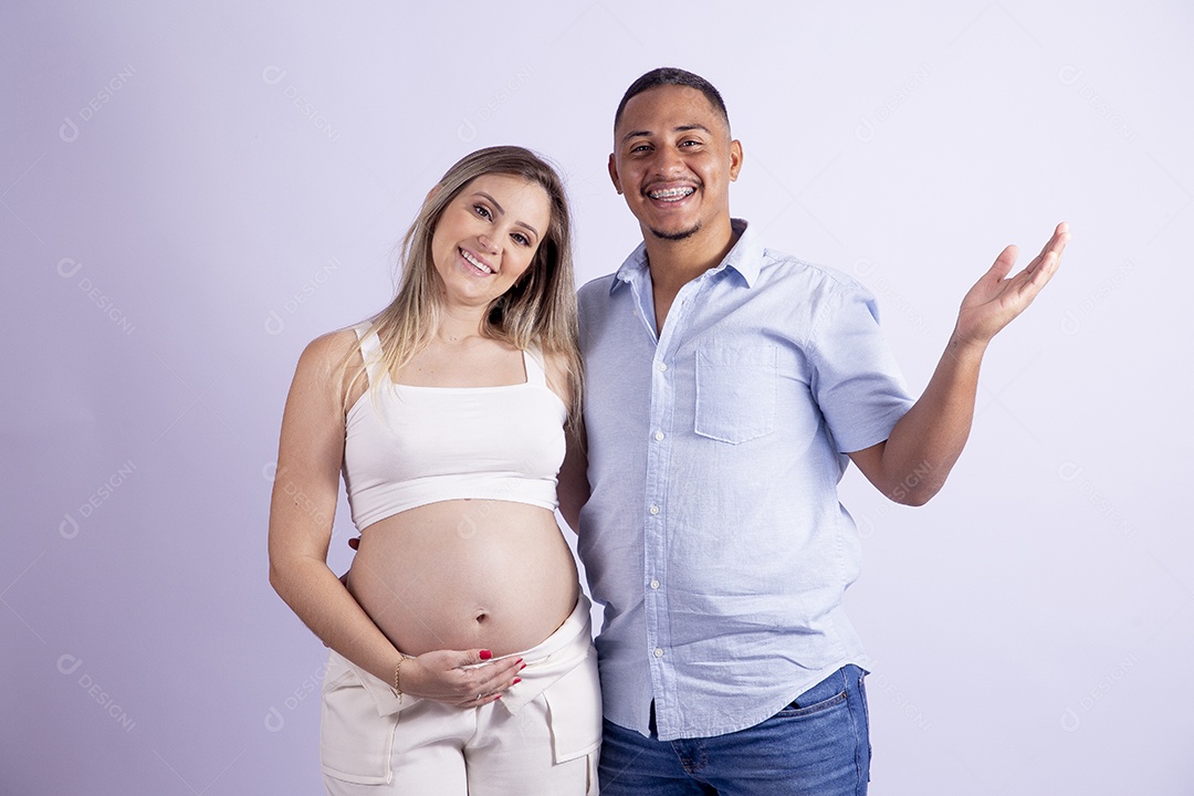 Lindo casal apaixonado sobre fundo isolado