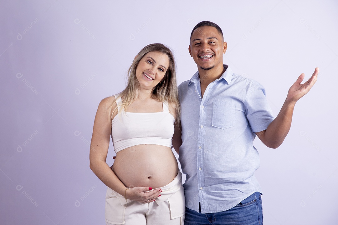Lindo casal apaixonado sobre fundo isolado