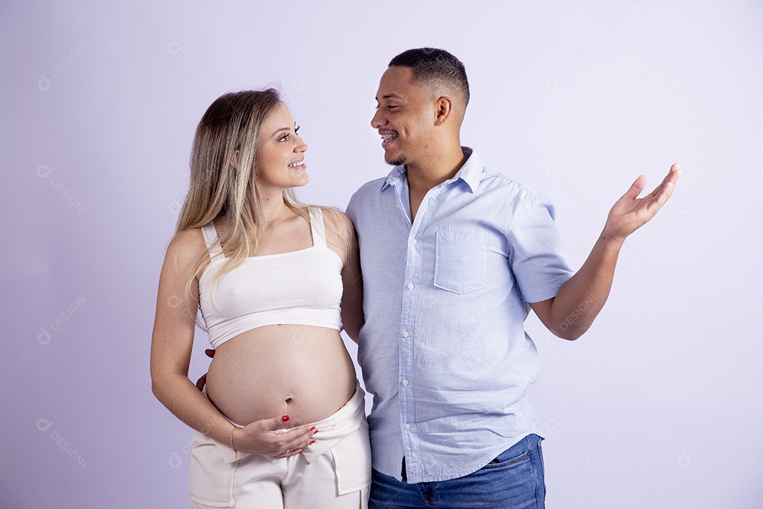 Lindo casal apaixonado sobre fundo isolado