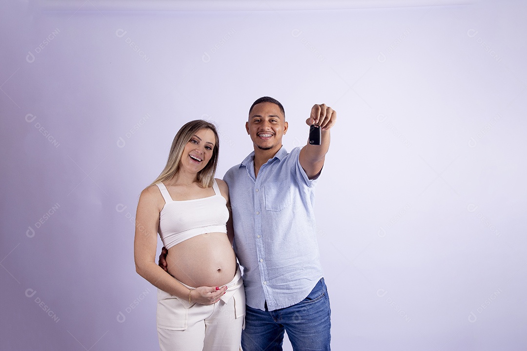 Lindo casal apaixonado sobre fundo isolado