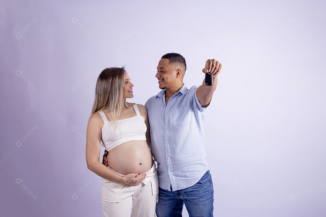 Lindo casal apaixonado sobre fundo isolado
