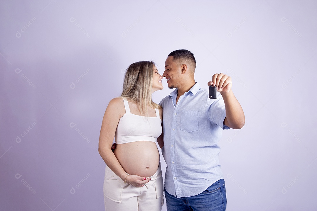 Lindo casal apaixonado sobre fundo isolado
