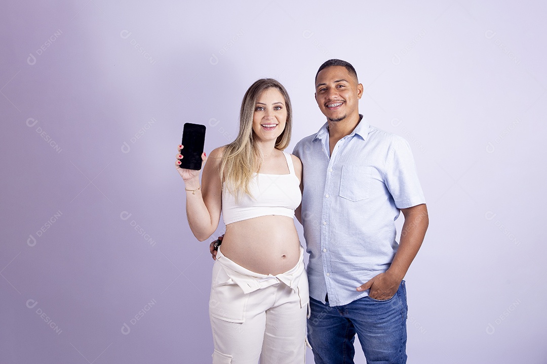 Lindo casal apaixonado sobre fundo isolado