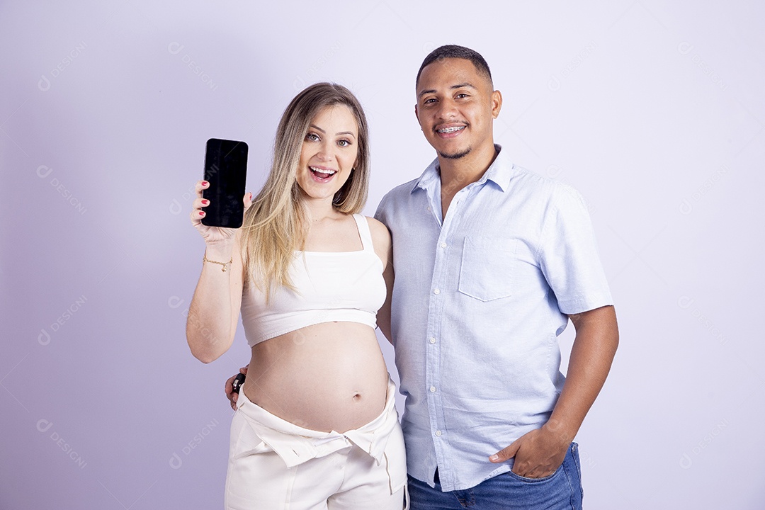 Lindo casal apaixonado sobre fundo isolado