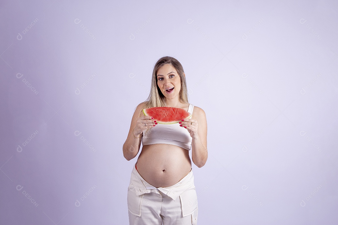 Linda mulher jovem se alimentando melancia sobre fundo isolado