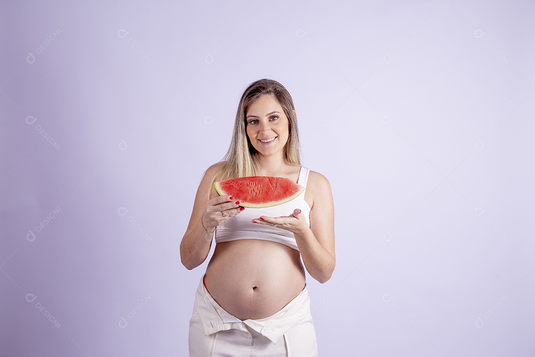 Linda mulher jovem se alimentando melancia sobre fundo isolado