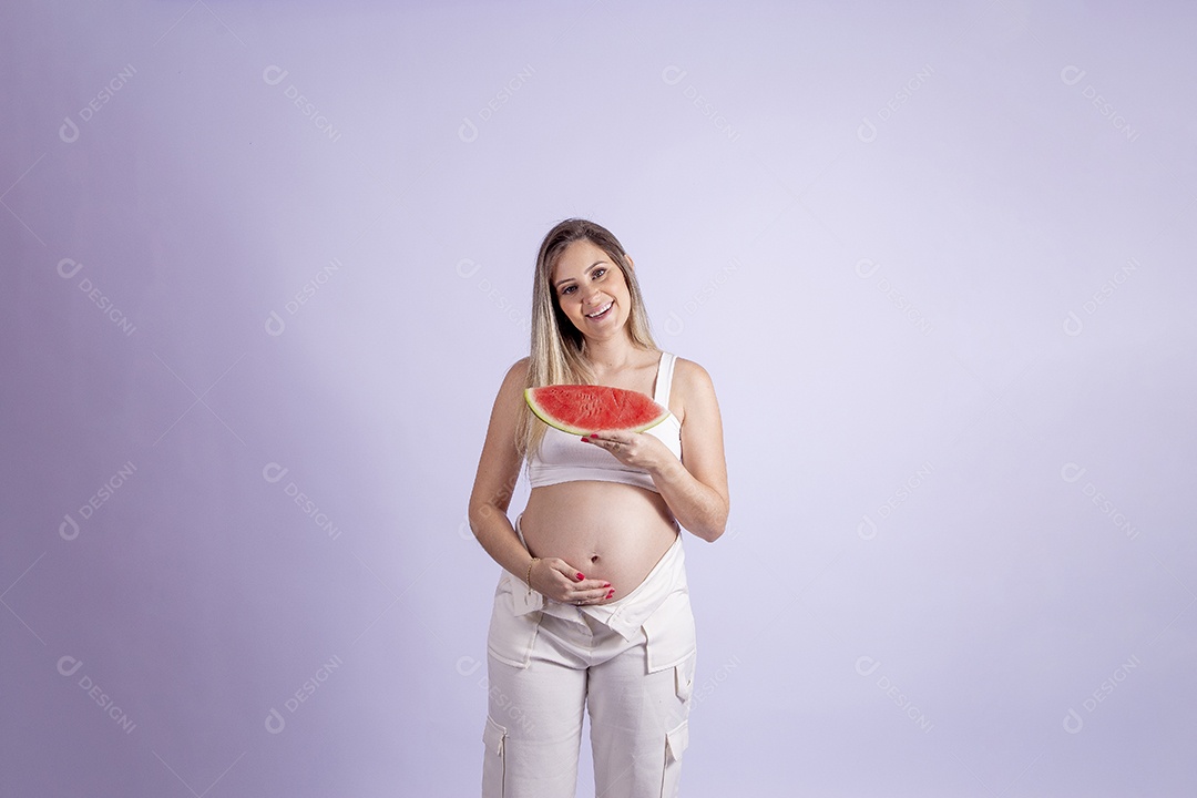 Linda mulher jovem se alimentando melancia sobre fundo isolado