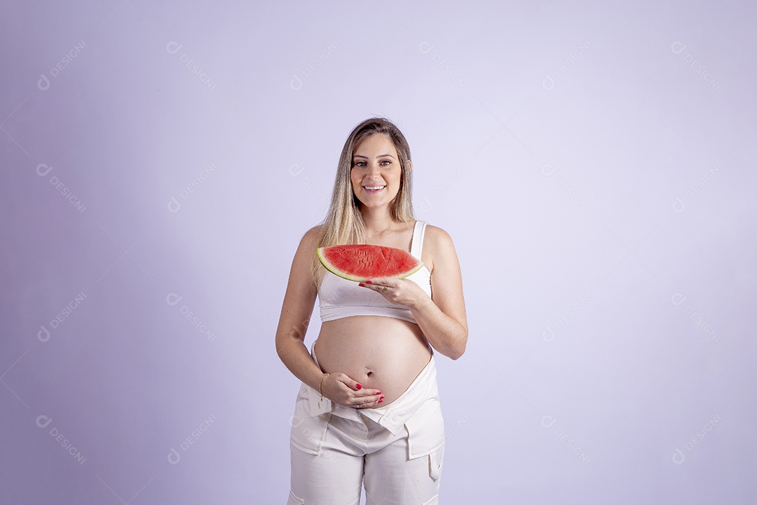 Linda mulher jovem se alimentando melancia sobre fundo isolado
