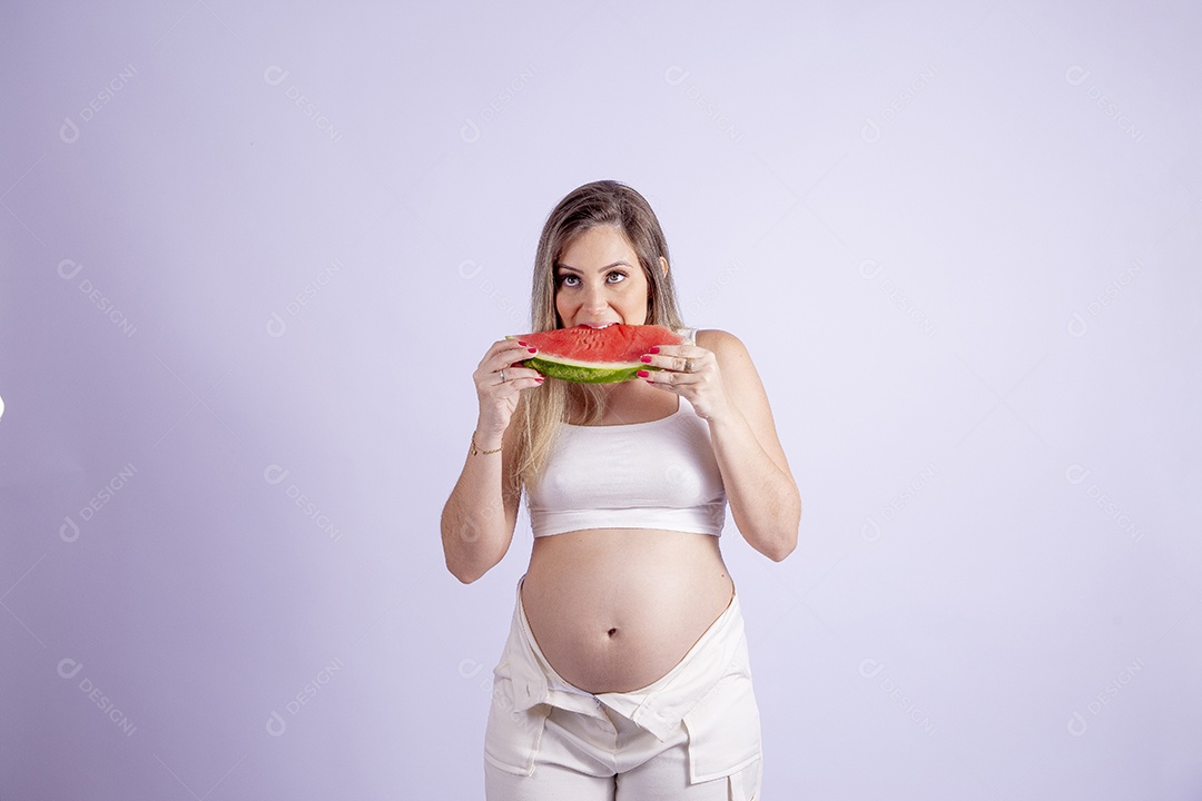 Linda mulher jovem se alimentando melancia sobre fundo isolado