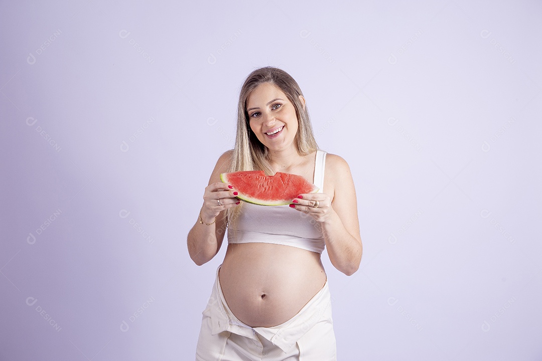 Linda mulher jovem se alimentando melancia sobre fundo isolado