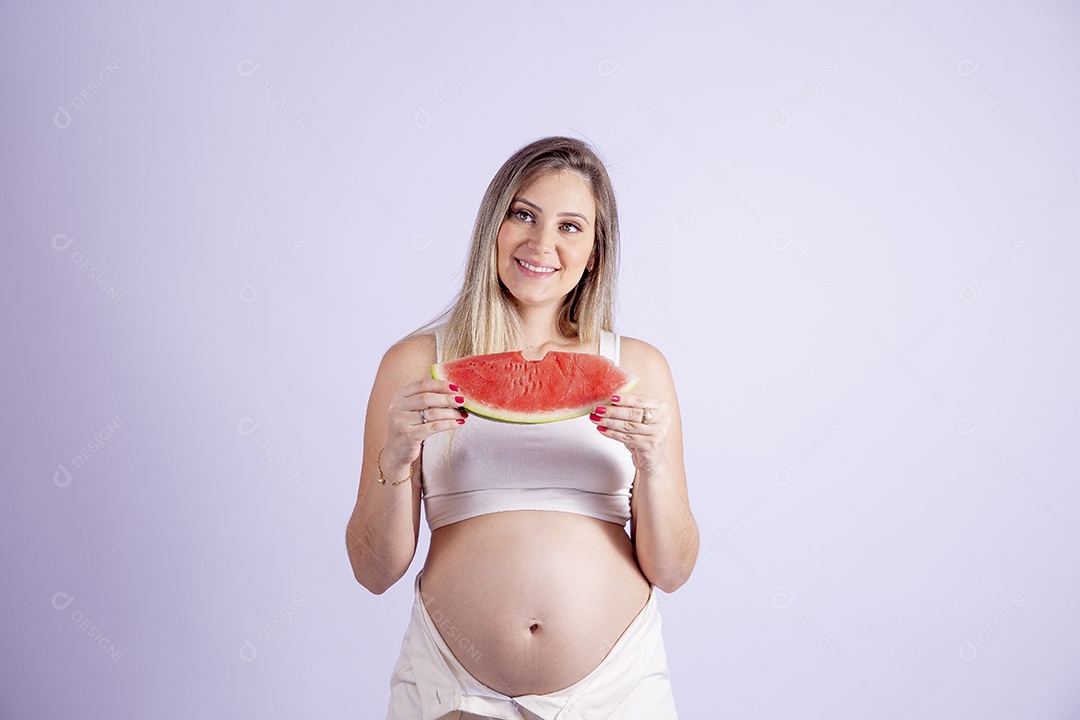 Linda mulher jovem se alimentando melancia sobre fundo isolado
