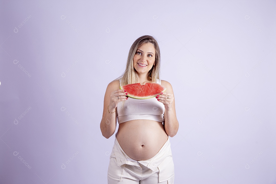 Linda mulher jovem se alimentando melancia sobre fundo isolado